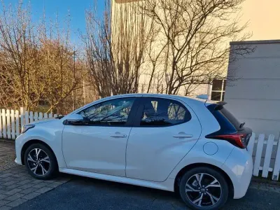 Neu Toyota Yaris 116 PS (85 kW) 2025 Weiß Kleinwagen