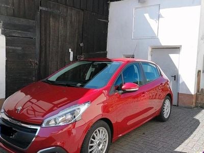Gebraucht Peugeot 208 82 PS (60 kW) 2017 Rot Kleinwagen