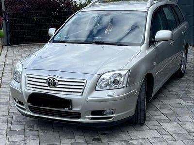 Silber Gebraucht 2006 Toyota Avensis Executive Kombi | 4.800 € (Teuer)
