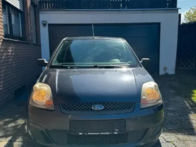 Usado Ford Fiesta 70 HP (51 kW) 2007 Cinzento Citadino