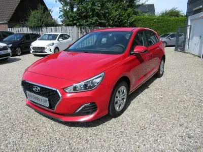 Gebraucht Hyundai i30 Select 99 PS (72 kW) 2020 Rot Limousine