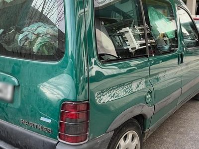 Gebraucht Peugeot Partner 98 PS (72 kW) 2004 Grün Van / Kleinbus