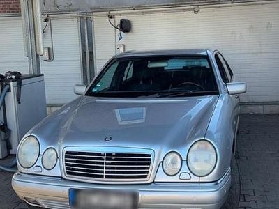 Usata Mercedes E200 136 CV (100 kW) 1998 Argento Berlina