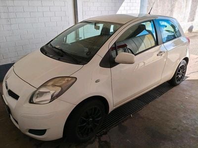 Gebraucht Toyota Yaris 69 PS (50 kW) 2011 Weiß Kleinwagen