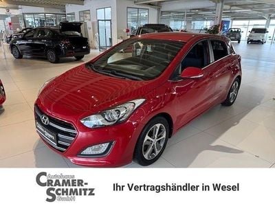 Gebraucht Hyundai i30 Passion 110 PS (80 kW) 2017 Fiery red / met (metallic) Limousine