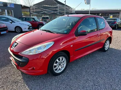 Gebraucht Peugeot 206+ Basis 60 PS (44 kW) 2011 Rot Kleinwagen