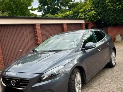 Gebraucht Volvo V40 Momentum 150 PS (110 kW) 2013 Silber Kleinwagen