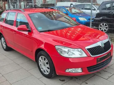 Gebraucht Skoda Octavia Ambition 105 PS (77 kW) 2012 Corridarot Kombi