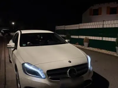 Gebraucht Mercedes A180 122 PS (89 kW) 2014 Weiß Kleinwagen