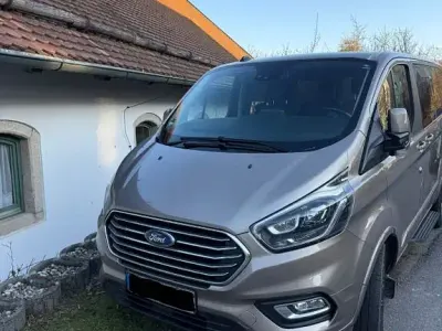 Gebraucht Ford Tourneo 185 PS (136 kW) 2021 Silber Van / Kleinbus