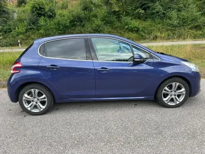 Gebraucht Peugeot 208 Allure 114 PS (83 kW) 2014 Blau Kleinwagen