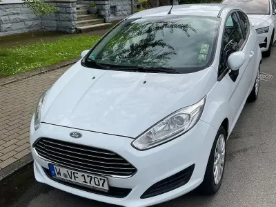 Gebraucht Ford Fiesta Ambiente 60 PS (44 kW) 2015 Weiß Kleinwagen