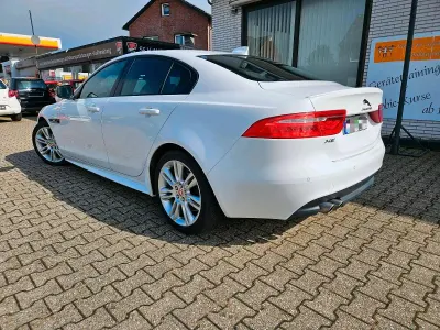 Używany Jaguar XE R-Sport 180 KM (132 kW) 2016 Biały Sedan/Limuzyna