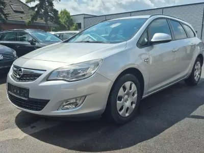 Gebraucht Opel Astra Edition 140 PS (102 kW) 2012 Grau Kombi