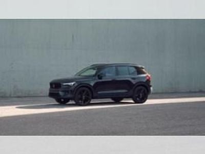 Neu Volvo XC40 Plus 163 PS (119 kW) 2025 Schwarz (onyx black met.) SUV