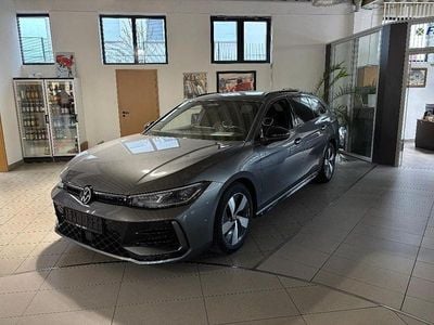 Grau Gebraucht 2024 VW Passat R-line | 36.350 € (Guter Preis)