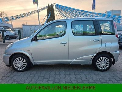 Gebraucht Toyota Yaris Verso 86 PS (63 kW) 2000 Silber Van / Kleinbus