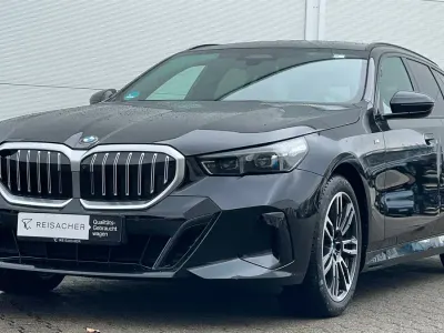 Gebraucht BMW 520 Comfort Edition 197 PS (144 kW) 2025 Saphirschwarz metallic Kombi