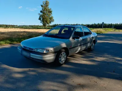 Gebraucht Ford Mondeo 88 PS (64 kW) 1993 Silber Limousine