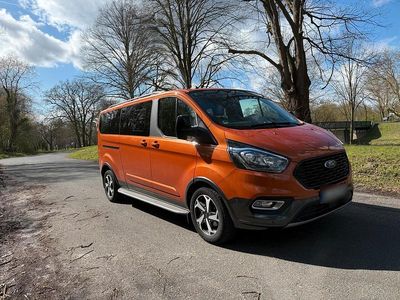 Second-hand Ford Tourneo 150 CP (110 kW) 2023 Portocaliu Monovolum