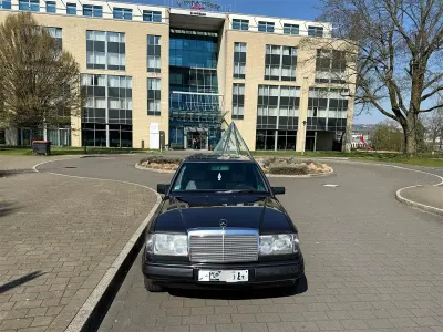 Gebraucht Mercedes E230 129 PS (94 kW) 1989 Schwarz Limousine