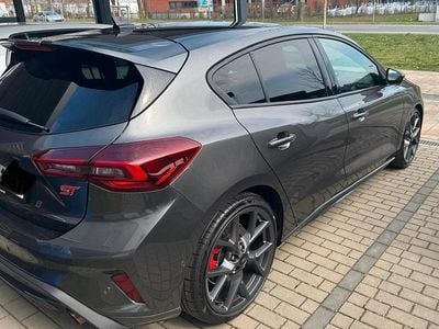 Grau Gebraucht 2024 Ford Focus S Limousine | 32.800 € (Fairer Preis)