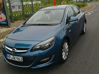 Gebraucht Opel Astra Edition 140 PS (102 kW) 2013 Blau Limousine