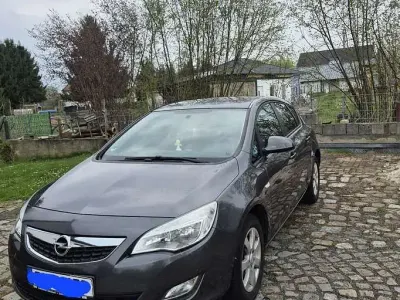Używany Opel Astra Edition 87 KM (63 kW) 2010 Sedan/Limuzyna