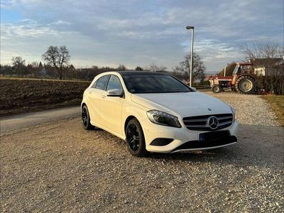 Gebraucht Mercedes A200 Urban 156 PS (114 kW) 2015 Weiß Limousine