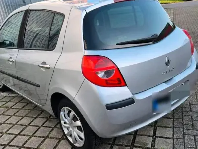 Gebraucht Renault Clio III 75 PS (55 kW) 2009 Silber Kleinwagen