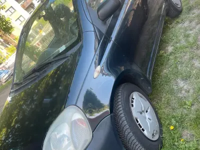 Gebraucht Toyota Yaris 65 PS (47 kW) 2000 Schwarz Kleinwagen