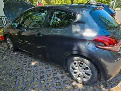 Gebraucht Peugeot 208 Active 82 PS (60 kW) 2015 Grau Kleinwagen