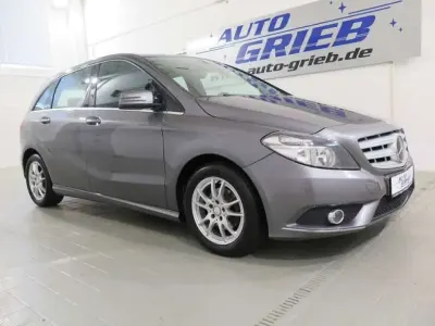 Gebraucht Mercedes 180 122 PS (89 kW) 2012 Mountaingrau  met. (metallic) Limousine