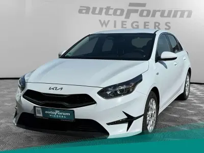 Używany Kia Ceed Vision 101 KM (74 kW) 2024 Biały Hatchback