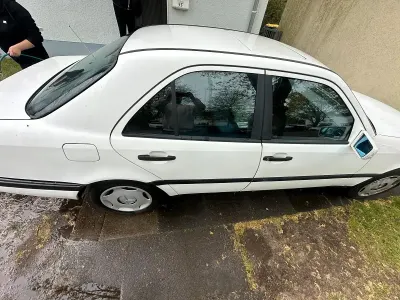 Gebraucht Mercedes C180 122 PS (89 kW) 1993 Weiß Limousine
