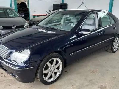 Gebraucht Mercedes C180 143 PS (105 kW) 2003 Blau Limousine