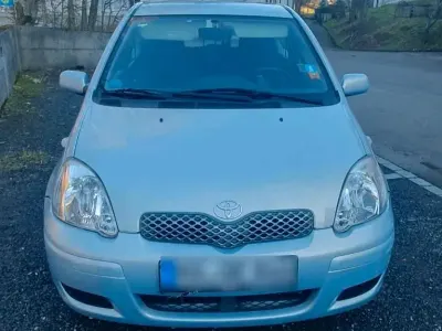 Usata Toyota Yaris 87 CV (63 kW) 2003 Grigio Utilitaria