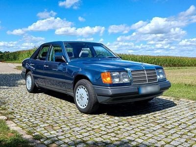 Second-hand Mercedes E230 132 CP (97 kW) 1987 Albastru Berlinǎ