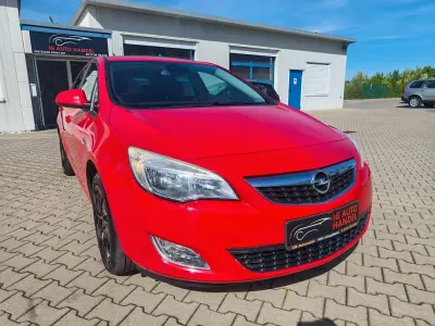 Używany Opel Astra Design Edition 120 KM (88 kW) 2011 Czerwony Sedan/Limuzyna