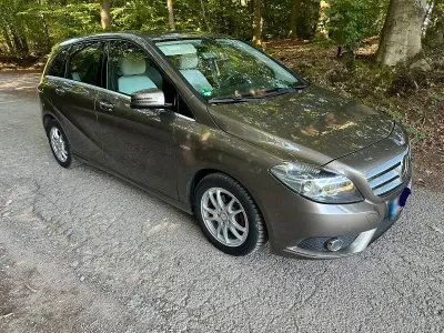 Gebraucht Mercedes B180 109 PS (80 kW) 2012 Braun Kleinwagen