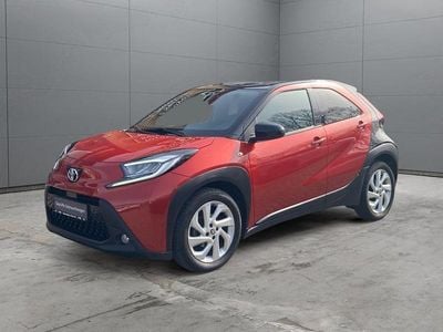 Gebraucht Toyota Aygo X Pulse 72 PS (52 kW) 2022 Chili red perleffekt/ night sky black SUV