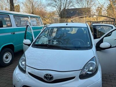 Gebraucht Toyota Aygo 68 PS (50 kW) 2012 Weiß Kleinwagen