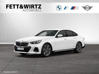 Gebraucht BMW 550e M Sport 489 PS (359 kW) 2025 Alpinweiss Limousine