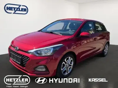 Gebraucht Hyundai i20 Trend 101 PS (74 kW) 2018 Red passion / mic Kleinwagen