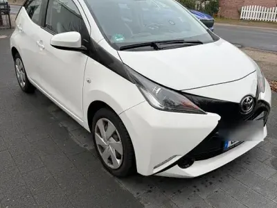 Gebraucht Toyota Aygo 69 PS (50 kW) 2015 Weiß Kleinwagen