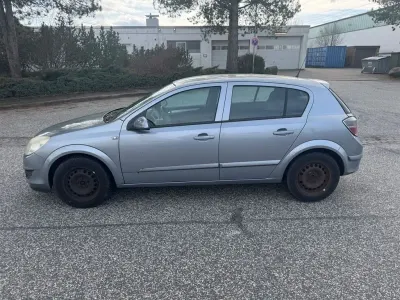 Używany Opel Astra 116 KM (85 kW) 2007 Srebrny Sedan/Limuzyna