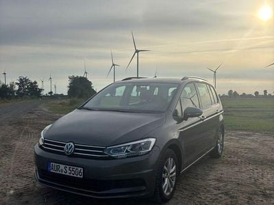 Grau Gebraucht 2019 VW Touran Comfortline Van / Kleinbus | 19.800 € (Fairer Preis)