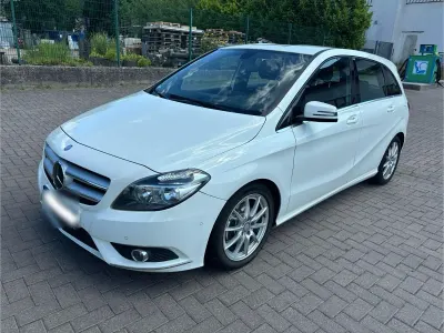 Gebraucht Mercedes B180 122 PS (89 kW) 2012 Weiß Kleinwagen