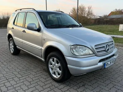 Używany Mercedes ML430 272 KM (200 kW) 1999 Srebrny SUV