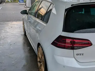 Używany VW Golf VII Pro 230 KM (169 kW) 2017 Biały Sedan/Limuzyna